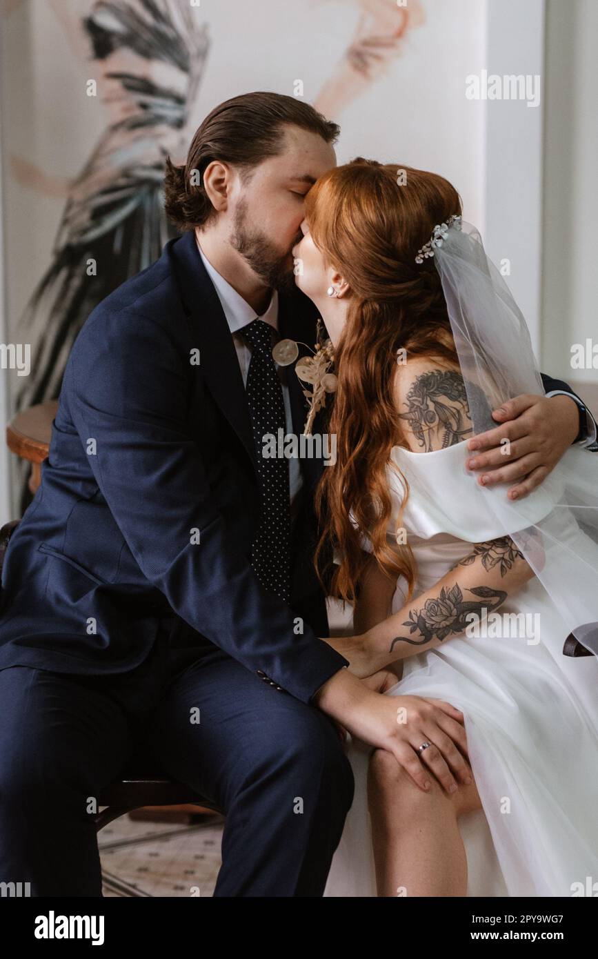 giovane coppia sposa e sposo con un vestito bianco Foto Stock