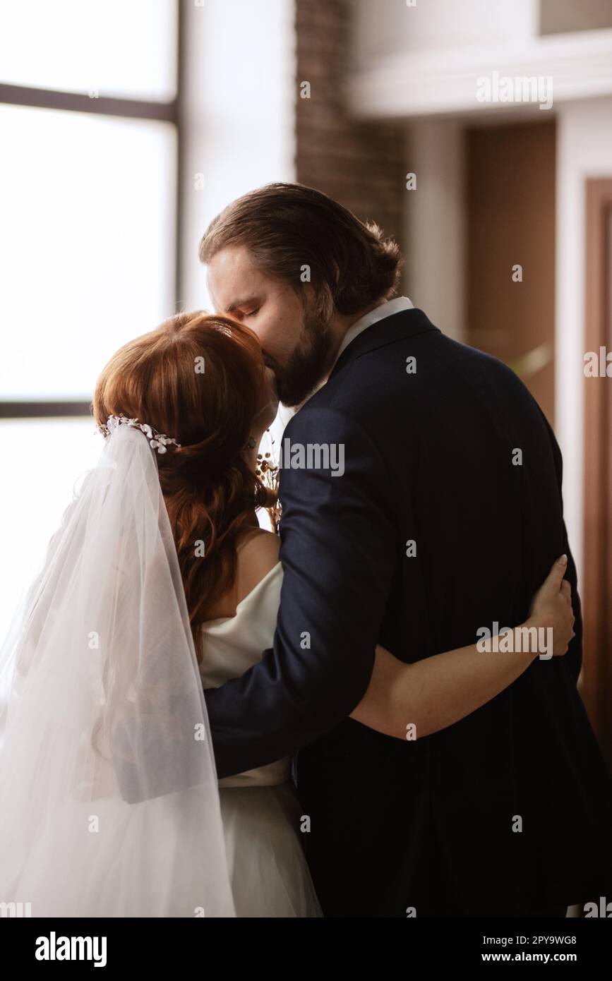 giovane coppia sposa e sposo con un vestito bianco Foto Stock