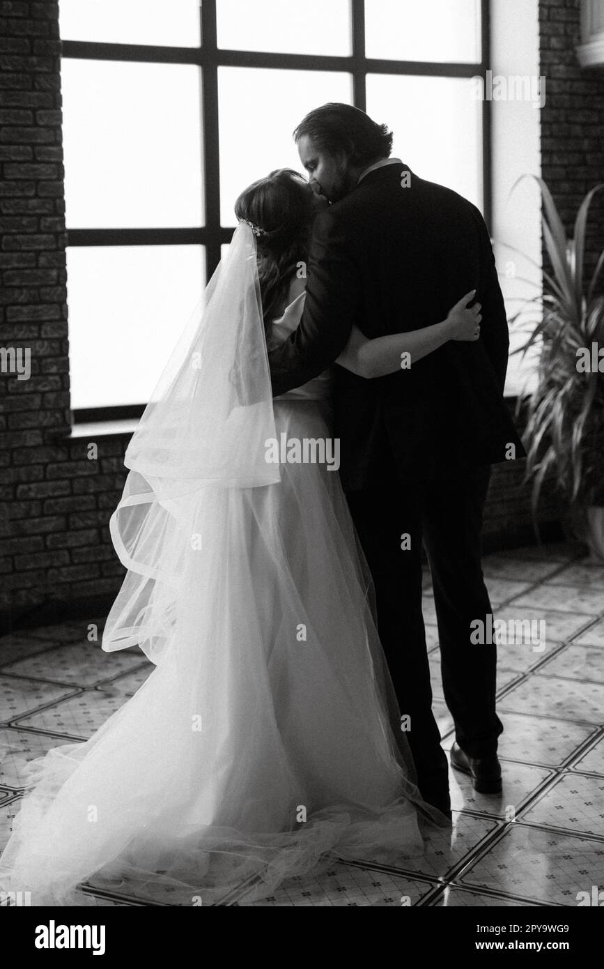 giovane coppia sposa e sposo con un vestito bianco Foto Stock