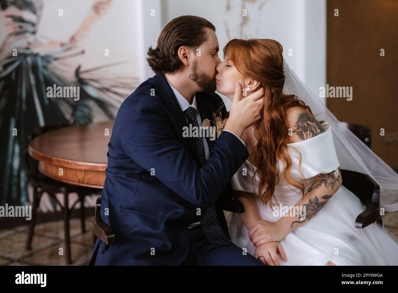 giovane coppia sposa e sposo con un vestito bianco Foto Stock