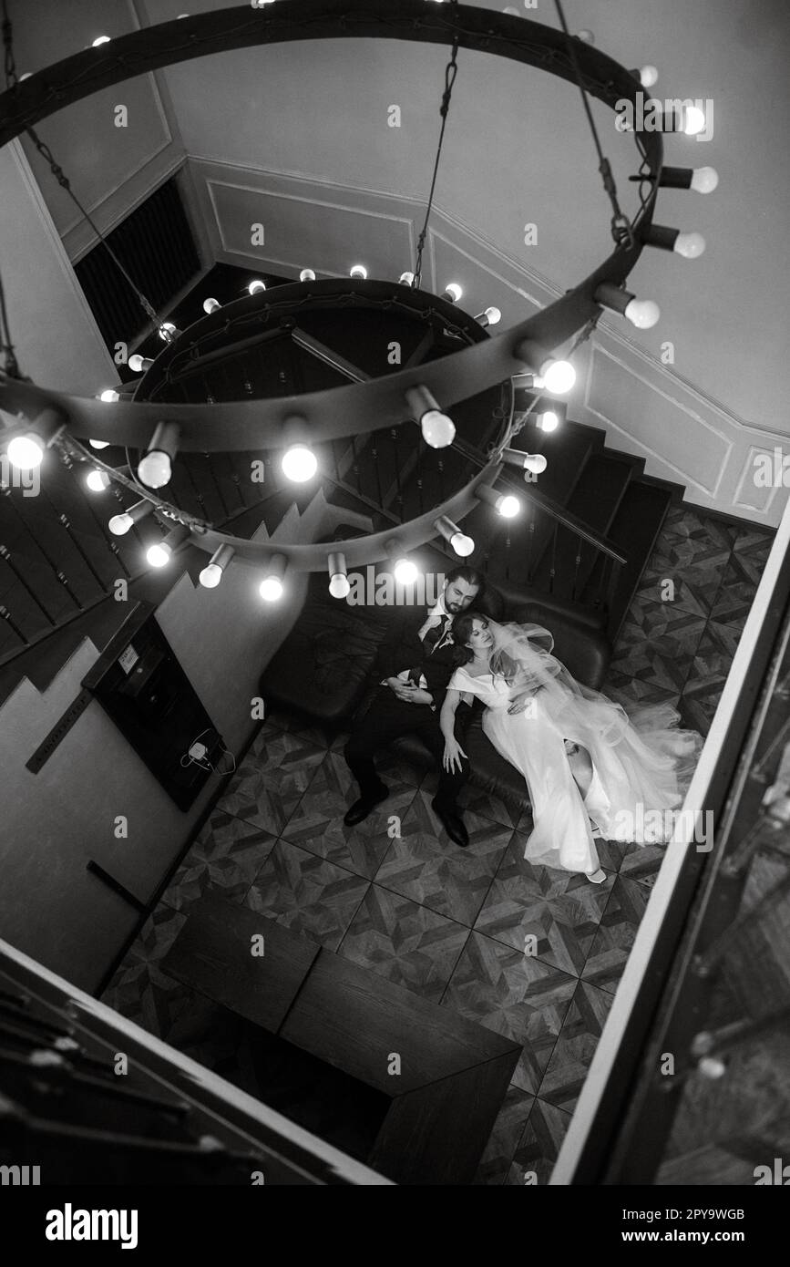 giovane coppia sposa e sposo con un vestito bianco Foto Stock