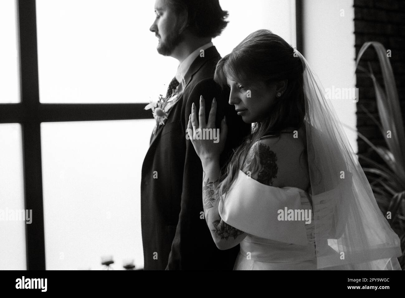 giovane coppia sposa e sposo con un vestito bianco Foto Stock