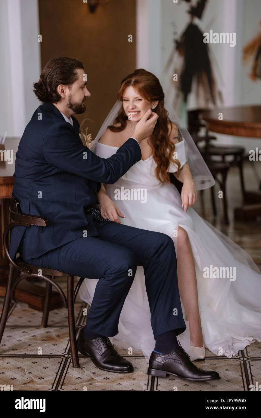 giovane coppia sposa e sposo con un vestito bianco Foto Stock