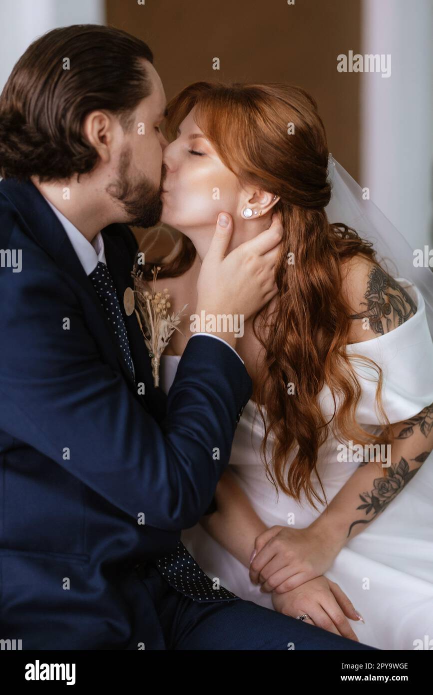 giovane coppia sposa e sposo con un vestito bianco Foto Stock