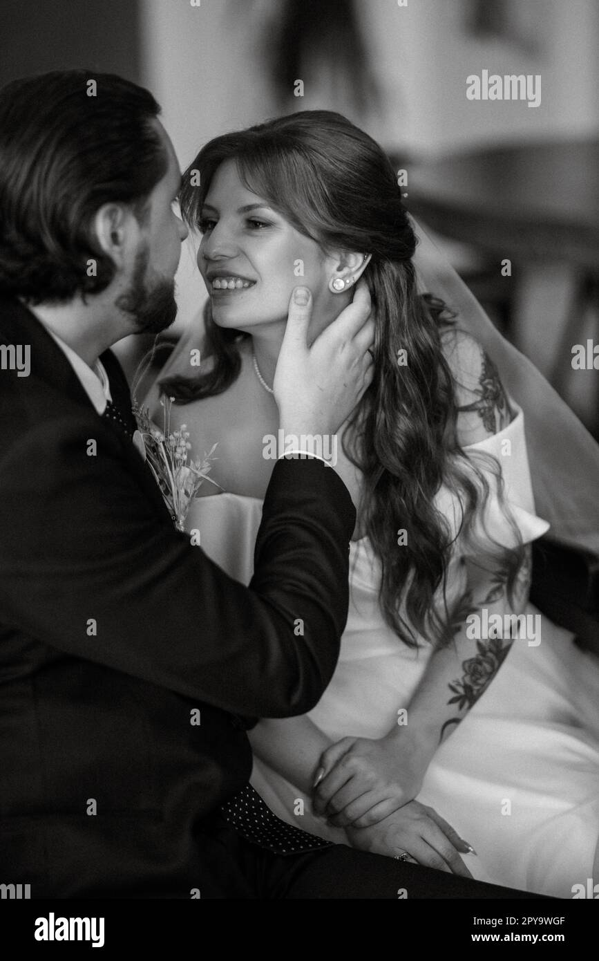 giovane coppia sposa e sposo con un vestito bianco Foto Stock