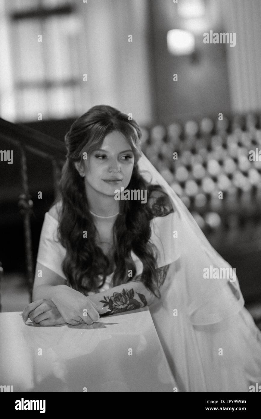 giovane coppia sposa e sposo con un vestito bianco Foto Stock