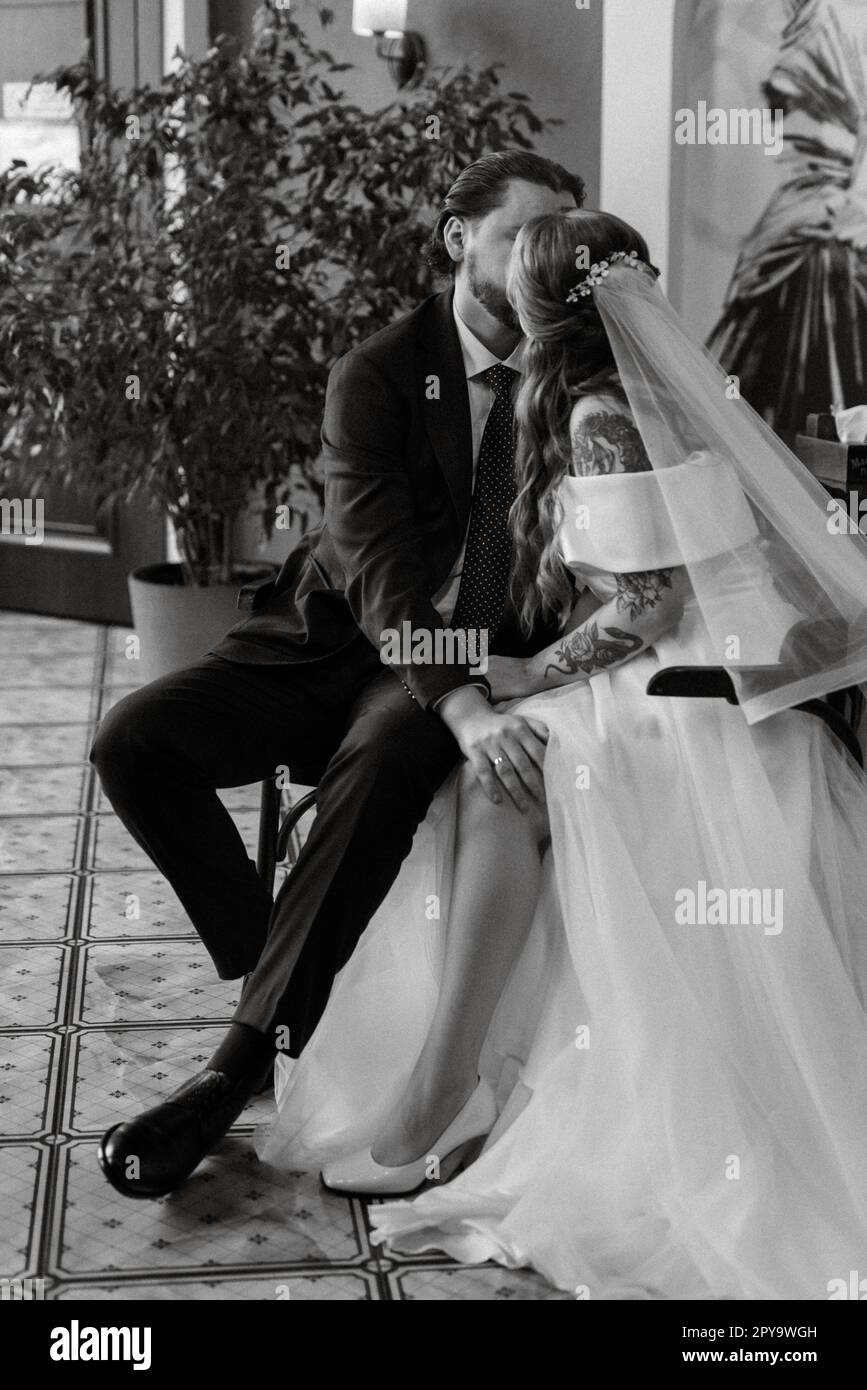 giovane coppia sposa e sposo con un vestito bianco Foto Stock