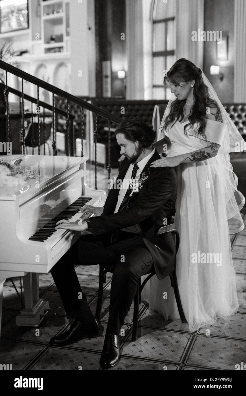 giovane coppia sposa e sposo con un vestito bianco Foto Stock