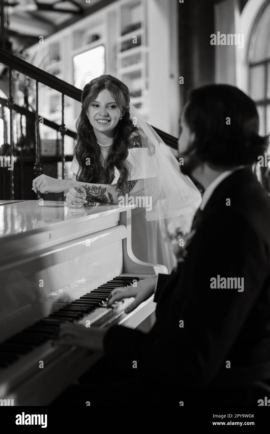 giovane coppia sposa e sposo con un vestito bianco Foto Stock