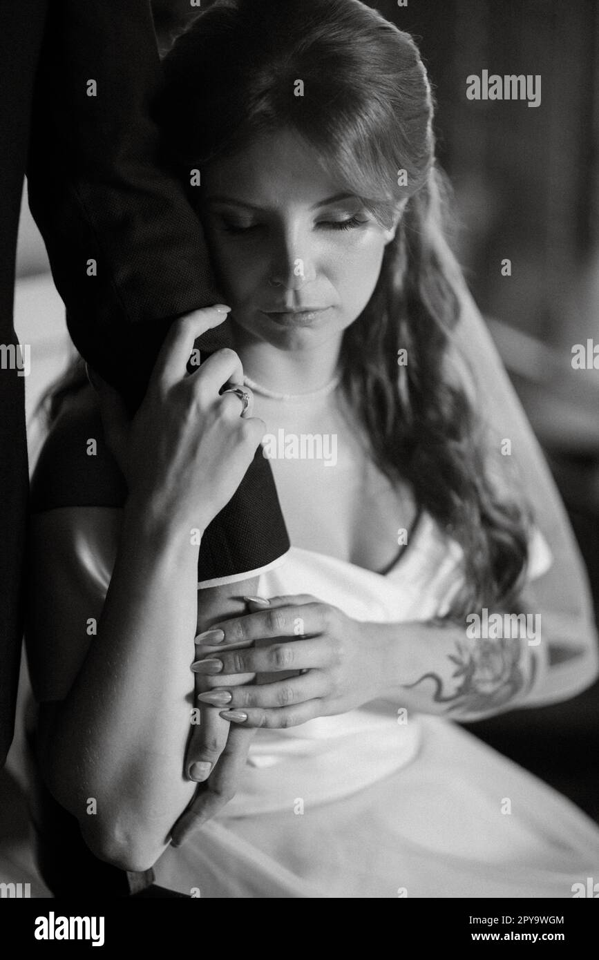 giovane coppia sposa e sposo con un vestito bianco Foto Stock