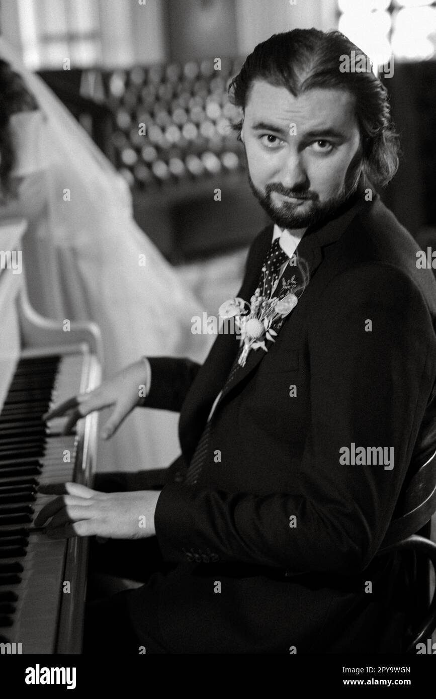 giovane coppia sposa e sposo con un vestito bianco Foto Stock