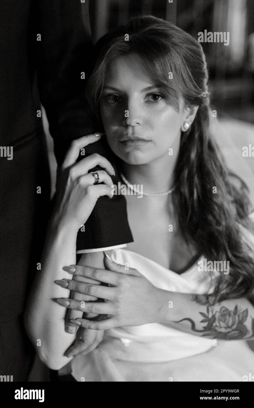 giovane coppia sposa e sposo con un vestito bianco Foto Stock