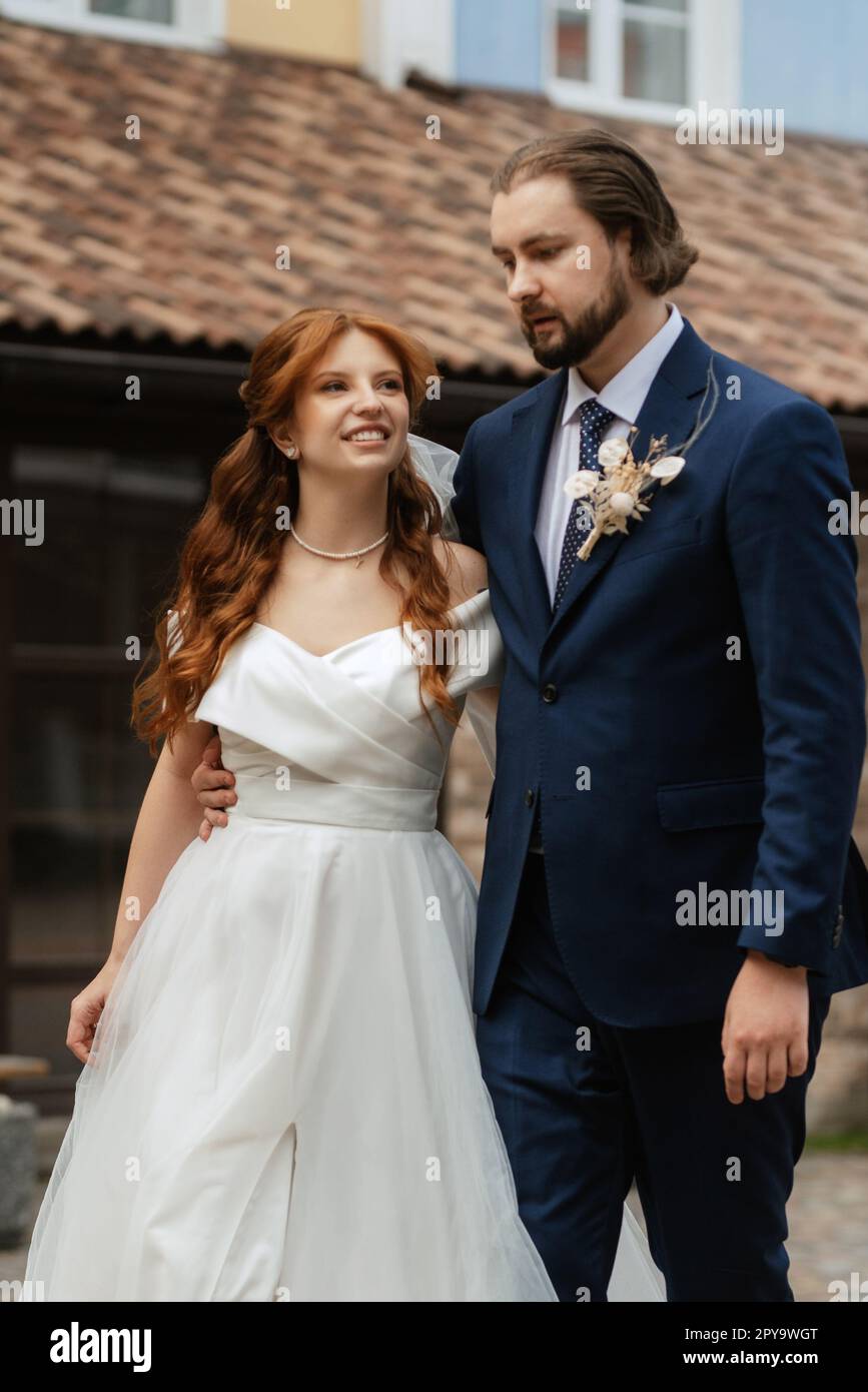 giovane coppia sposa e sposo con un vestito bianco Foto Stock