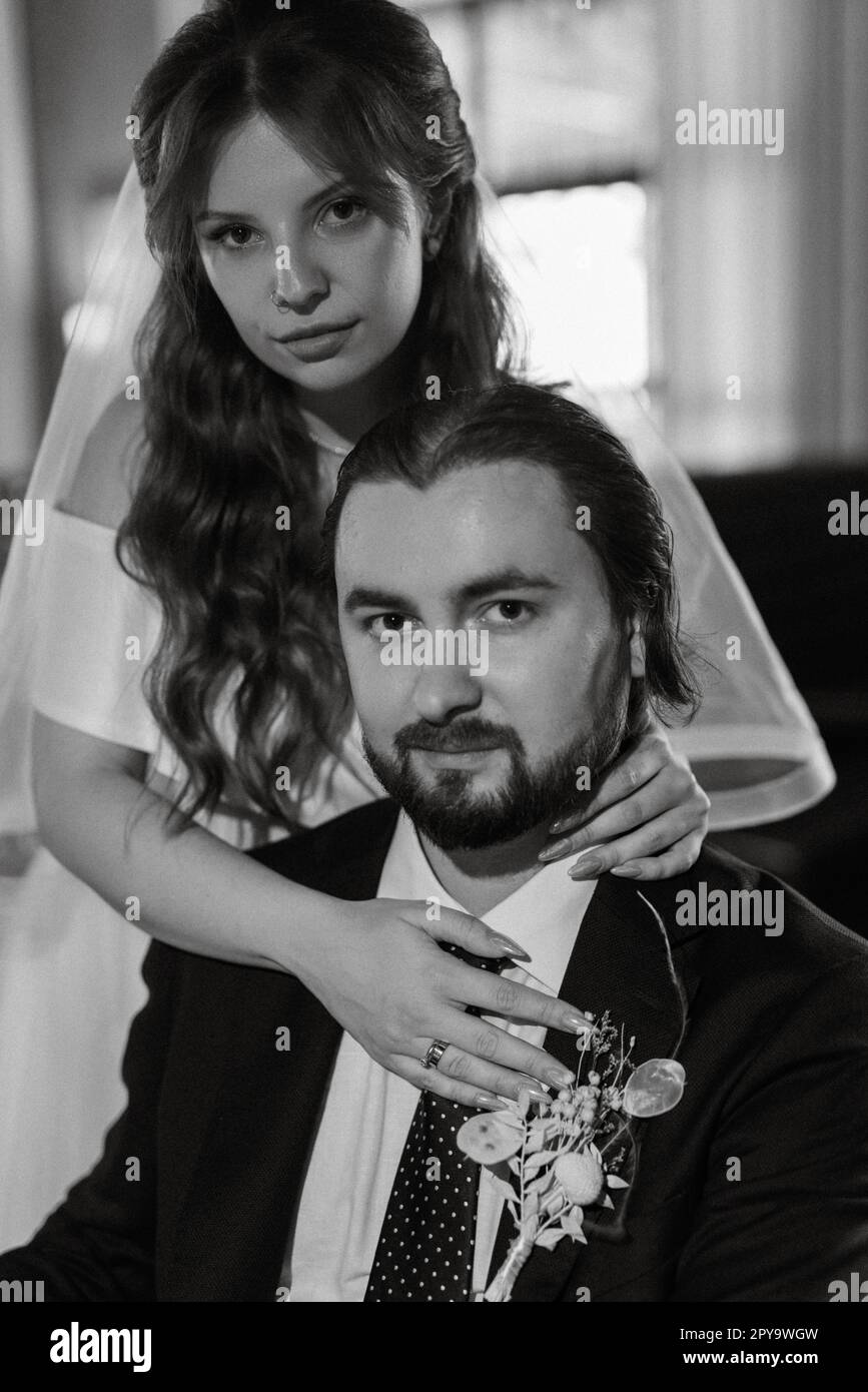 giovane coppia sposa e sposo con un vestito bianco Foto Stock