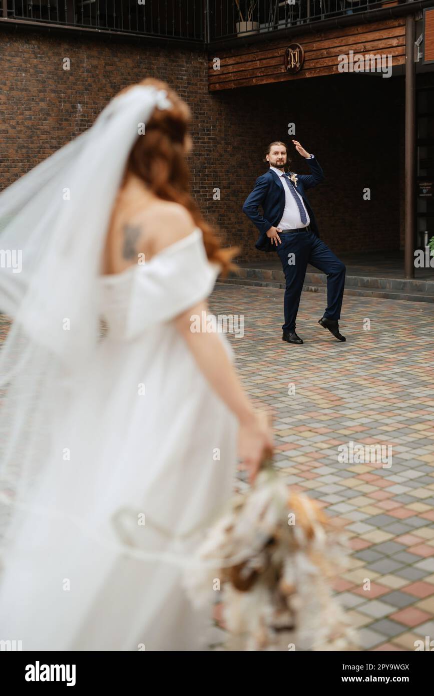 giovane coppia sposa e sposo con un vestito bianco Foto Stock