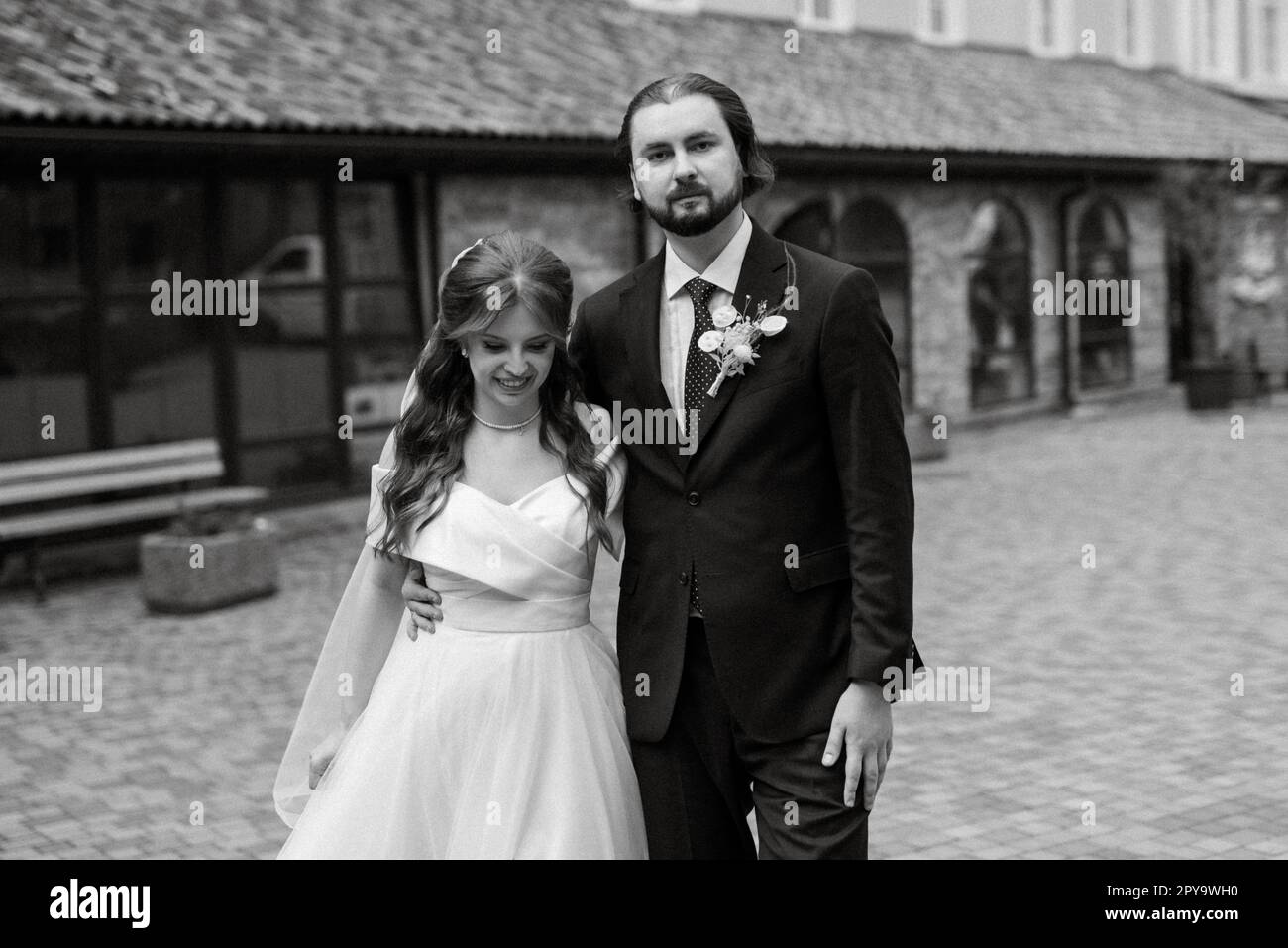 giovane coppia sposa e sposo con un vestito bianco Foto Stock