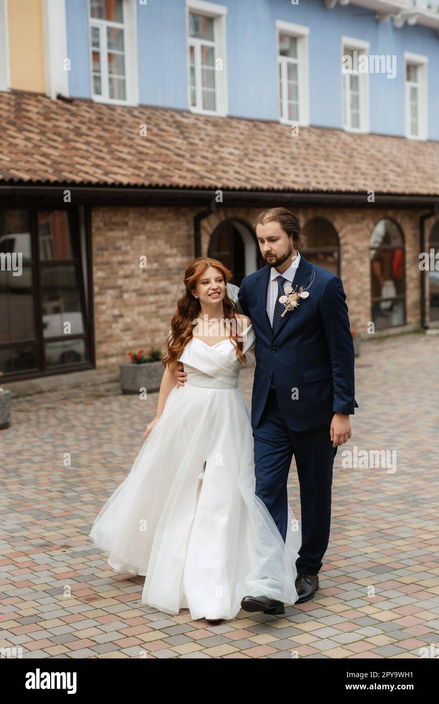 giovane coppia sposa e sposo con un vestito bianco Foto Stock