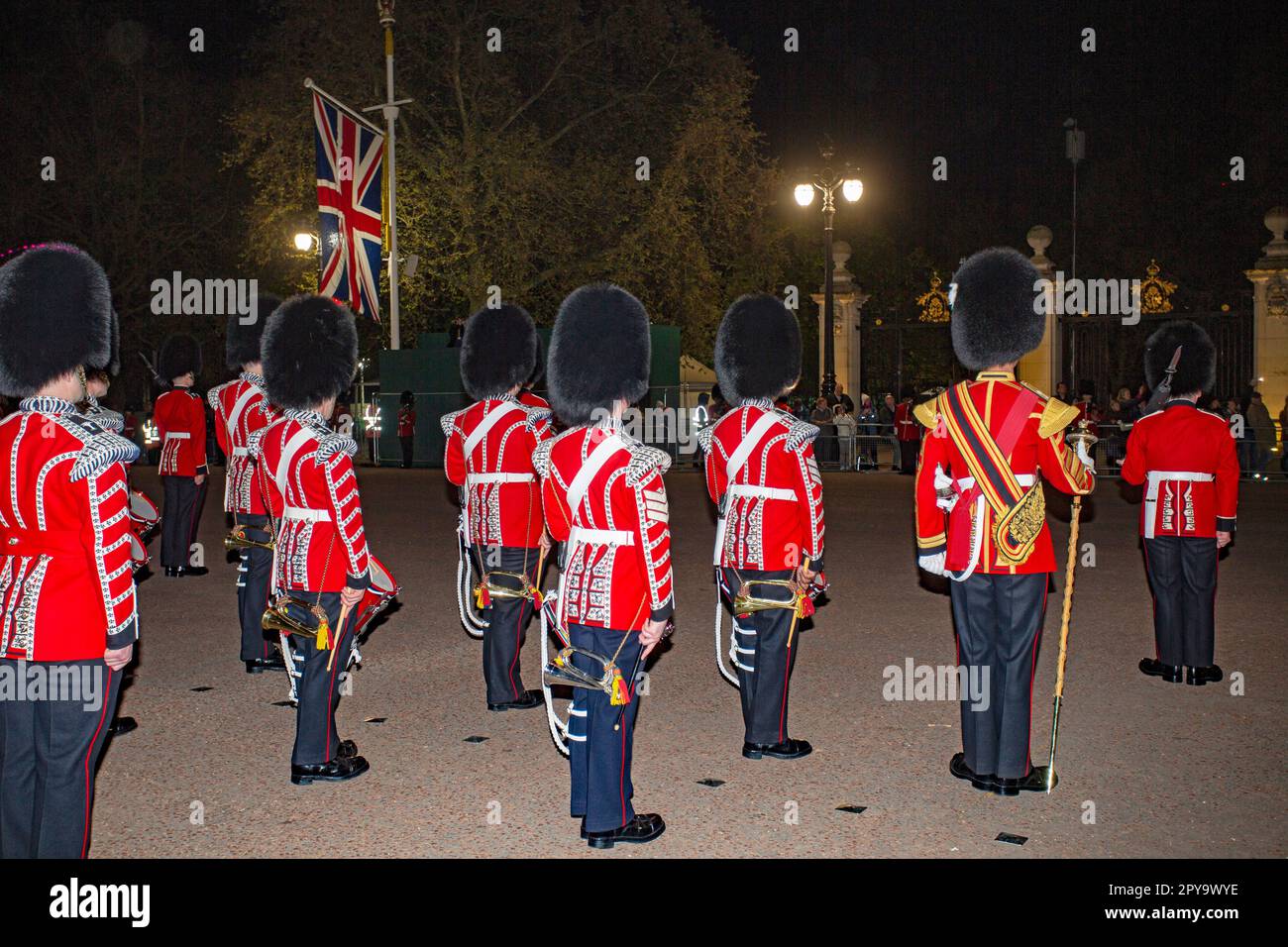 Londra, Regno Unito. 02nd maggio, 2023. Una prova notturna nel centro di Londra per l'incoronazione di Re Carlo III, che si svolgerà questo fine settimana. Data foto: Mercoledì 3 maggio 2023 Credit: horst friedrichs/Alamy Live News Foto Stock Londra, Regno Unito. 02nd maggio, 2023. Una prova notturna nel centro di Londra per l'incoronazione di Re Carlo III, che si svolgerà questo fine settimana. Data foto: Mercoledì 3 maggio 2023 Credit: horst friedrichs/Alamy Live News Foto Stock