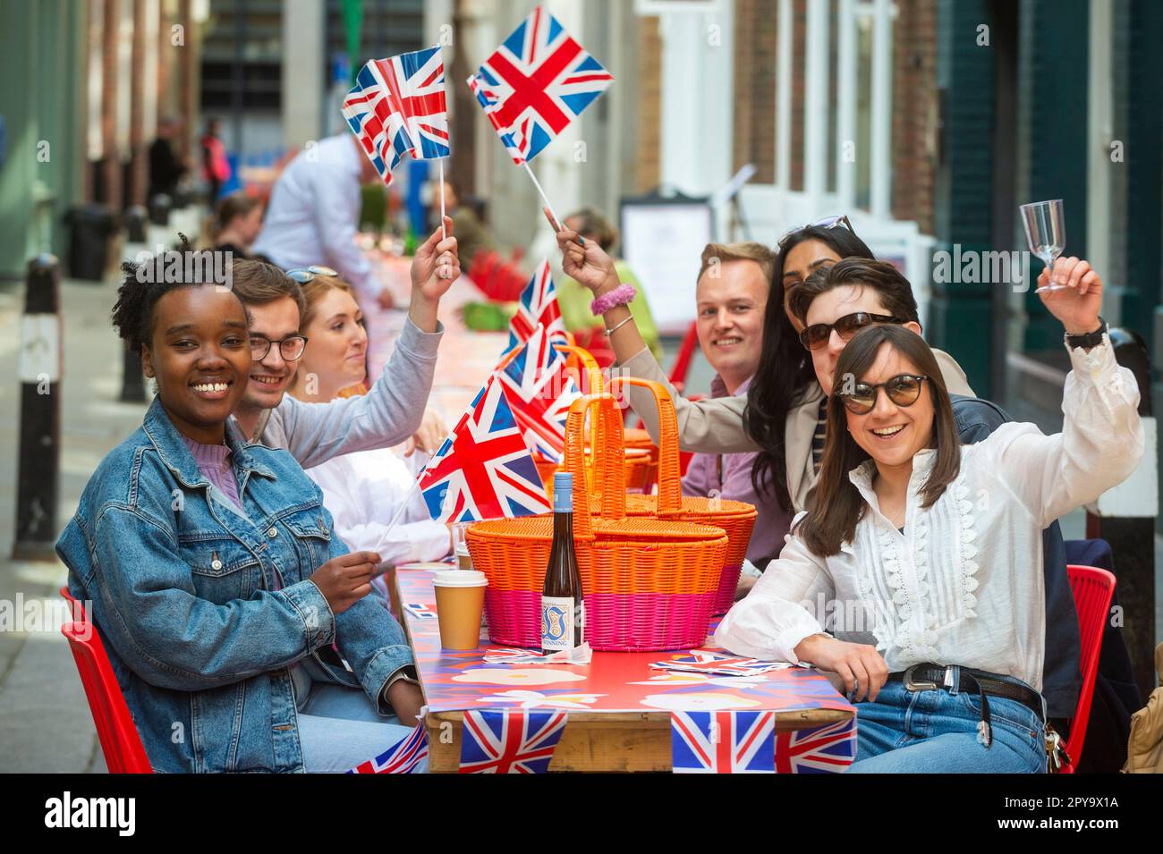 Londra, Regno Unito. 3 maggio 2023. Gli ospiti possono cenare presso un tavolo da banchetto lungo 80 metri a carter Lane, vicino a Fleet Street, come parte del "BIG picnic" del quartiere Fleet Street. Ispirato ai giardini di Highgrove e in onore dell’ammirazione dei fiori selvatici di re Carlo III, l’evento è una delle prime celebrazioni pubbliche per l’incoronazione di re Carlo III Le attività pomeridiane all'aperto a carter Lane, Bream's Buildings e Gough Square proseguono fino a giovedì 4 maggio. Credit: Stephen Chung / EMPICS / Alamy Live News Foto Stock