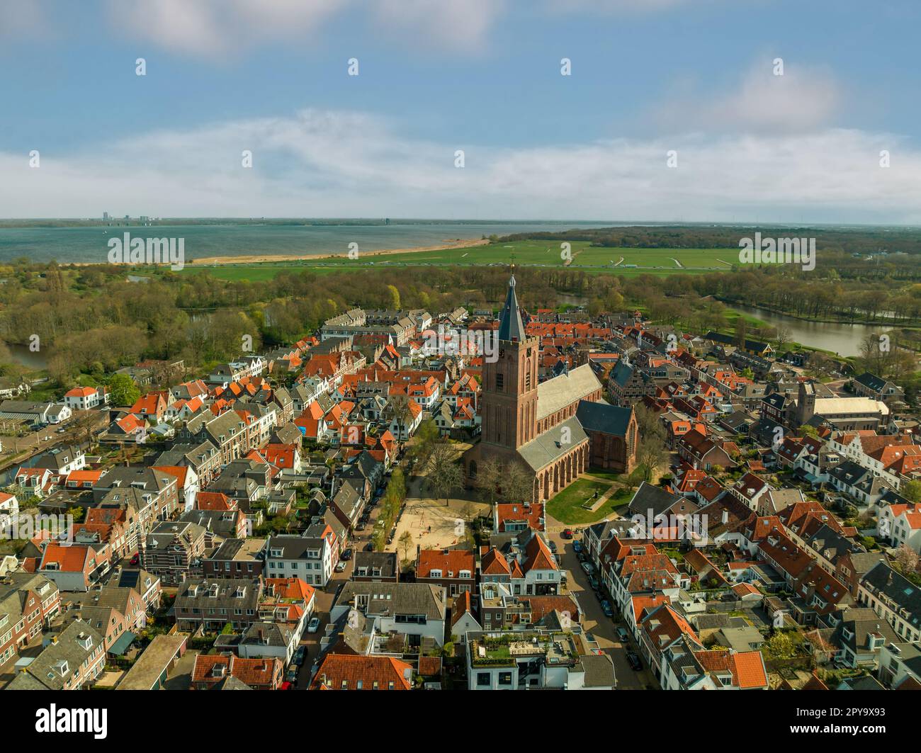 Naarden è un'affascinante città dei Paesi Bassi conosciuta per la sua fortezza a forma di stella ben conservata, il fossato e l'architettura storica. I visitatori possono godere di t Foto Stock