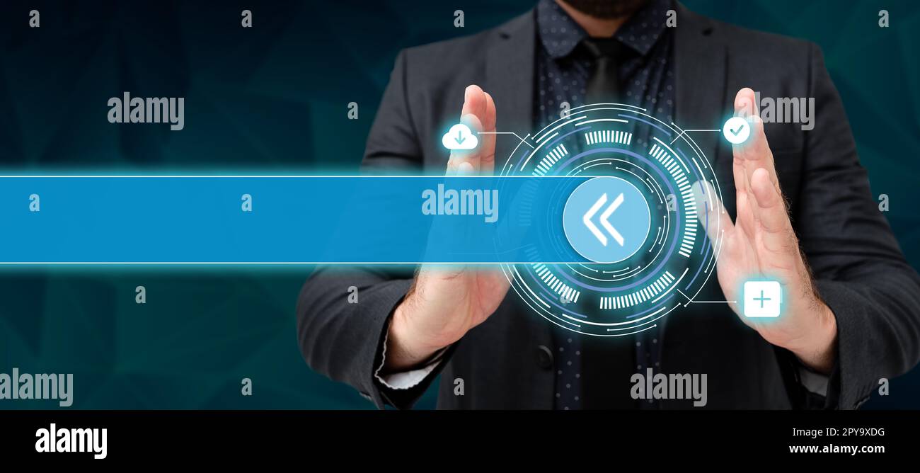 Uomo in camicia da ufficio nera in piedi e con un importante messaggio tecnologico tra le mani. Immagine di stile futuristico con bagliore di colore che presenta notizie. Foto Stock