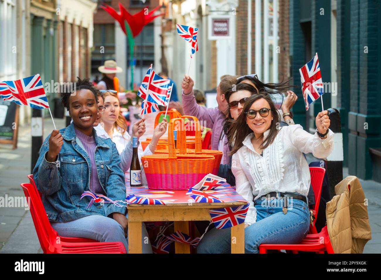 Londra, Regno Unito. 3 maggio 2023. Gli ospiti possono cenare presso un tavolo da banchetto lungo 80 metri a carter Lane, vicino a Fleet Street, come parte del "BIG picnic" del quartiere Fleet Street. Ispirato ai giardini di Highgrove e in onore dell’ammirazione dei fiori selvatici di re Carlo III, l’evento è una delle prime celebrazioni pubbliche per l’incoronazione di re Carlo III Le attività pomeridiane all'aperto a carter Lane, Bream's Buildings e Gough Square proseguono fino a giovedì 4 maggio. Credit: Stephen Chung / EMPICS / Alamy Live News Foto Stock