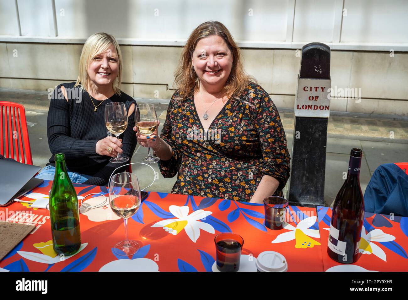 Londra, Regno Unito. 3 maggio 2023. Gli ospiti possono cenare presso un tavolo da banchetto lungo 80 metri a carter Lane, vicino a Fleet Street, come parte del "BIG picnic" del quartiere Fleet Street. Ispirato ai giardini di Highgrove e in onore dell’ammirazione dei fiori selvatici di re Carlo III, l’evento è una delle prime celebrazioni pubbliche per l’incoronazione di re Carlo III Le attività pomeridiane all'aperto a carter Lane, Bream's Buildings e Gough Square proseguono fino a giovedì 4 maggio. Credit: Stephen Chung / EMPICS / Alamy Live News Foto Stock