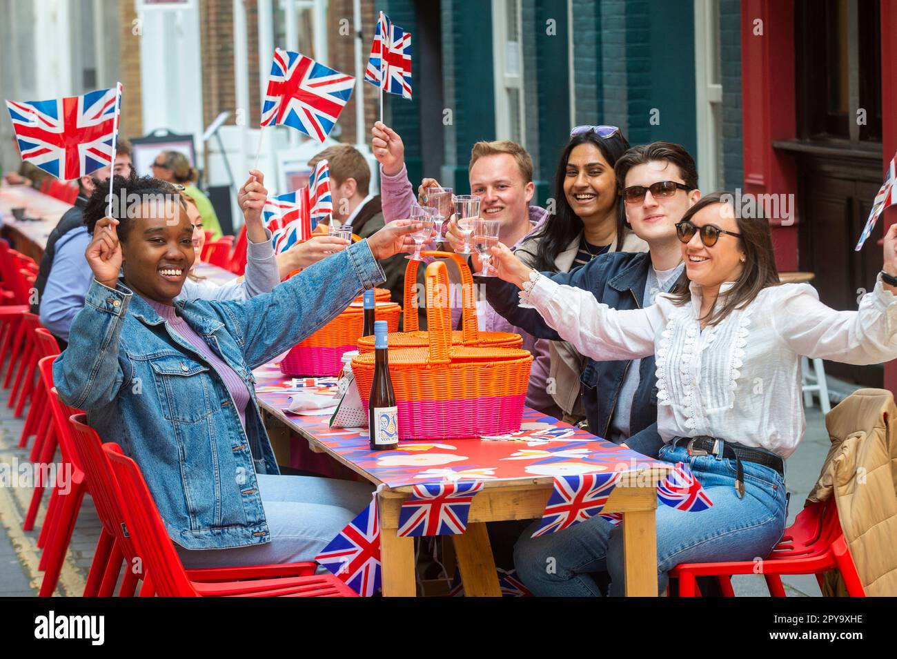 Londra, Regno Unito. 3 maggio 2023. Gli ospiti possono cenare presso un tavolo da banchetto lungo 80 metri a carter Lane, vicino a Fleet Street, come parte del "BIG picnic" del quartiere Fleet Street. Ispirato ai giardini di Highgrove e in onore dell’ammirazione dei fiori selvatici di re Carlo III, l’evento è una delle prime celebrazioni pubbliche per l’incoronazione di re Carlo III Le attività pomeridiane all'aperto a carter Lane, Bream's Buildings e Gough Square proseguono fino a giovedì 4 maggio. Credit: Stephen Chung / EMPICS / Alamy Live News Foto Stock