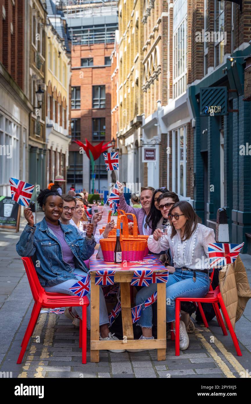 Londra, Regno Unito. 3 maggio 2023. Gli ospiti possono cenare presso un tavolo da banchetto lungo 80 metri a carter Lane, vicino a Fleet Street, come parte del "BIG picnic" del quartiere Fleet Street. Ispirato ai giardini di Highgrove e in onore dell’ammirazione dei fiori selvatici di re Carlo III, l’evento è una delle prime celebrazioni pubbliche per l’incoronazione di re Carlo III Le attività pomeridiane all'aperto a carter Lane, Bream's Buildings e Gough Square proseguono fino a giovedì 4 maggio. Credit: Stephen Chung / EMPICS / Alamy Live News Foto Stock