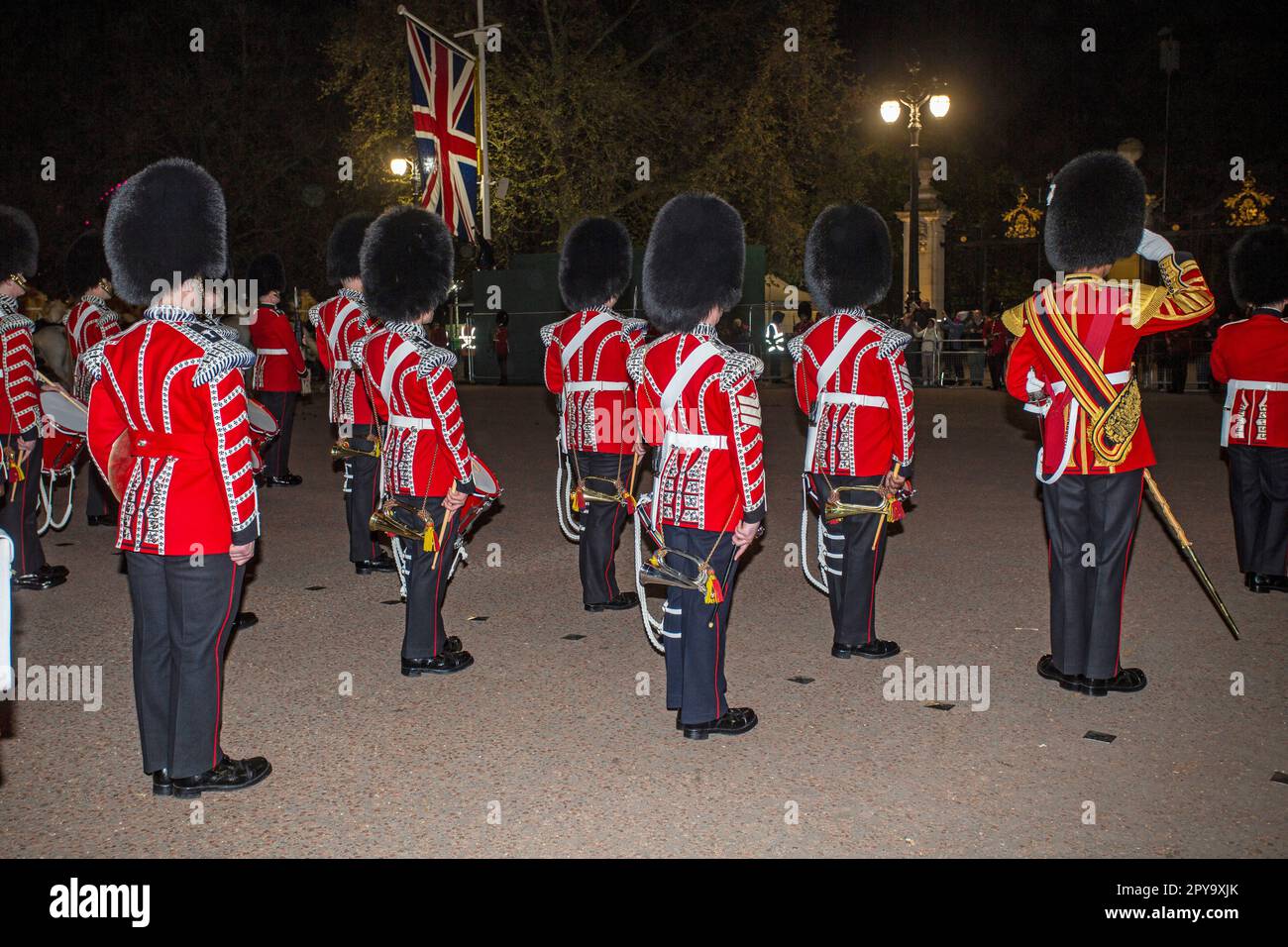 Londra, Regno Unito. 02nd maggio, 2023. Una prova notturna nel centro di Londra per l'incoronazione di Re Carlo III, che si svolgerà questo fine settimana. Data foto: Mercoledì 3 maggio 2023 Credit: horst friedrichs/Alamy Live News Foto Stock Londra, Regno Unito. 02nd maggio, 2023. Una prova notturna nel centro di Londra per l'incoronazione di Re Carlo III, che si svolgerà questo fine settimana. Data foto: Mercoledì 3 maggio 2023 Credit: horst friedrichs/Alamy Live News Foto Stock