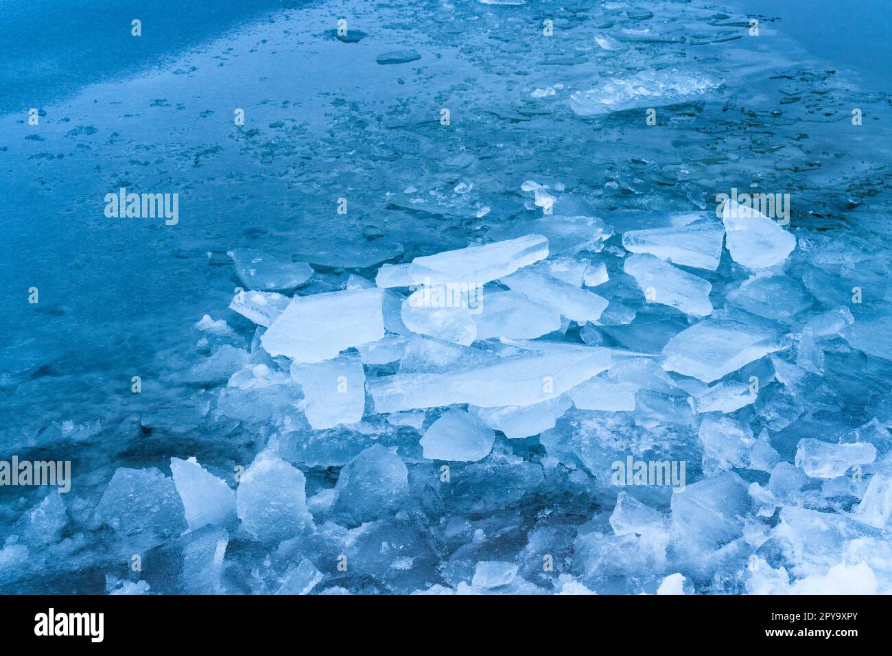 L'acqua ghiacciata sul fiume rompe i detriti Foto Stock