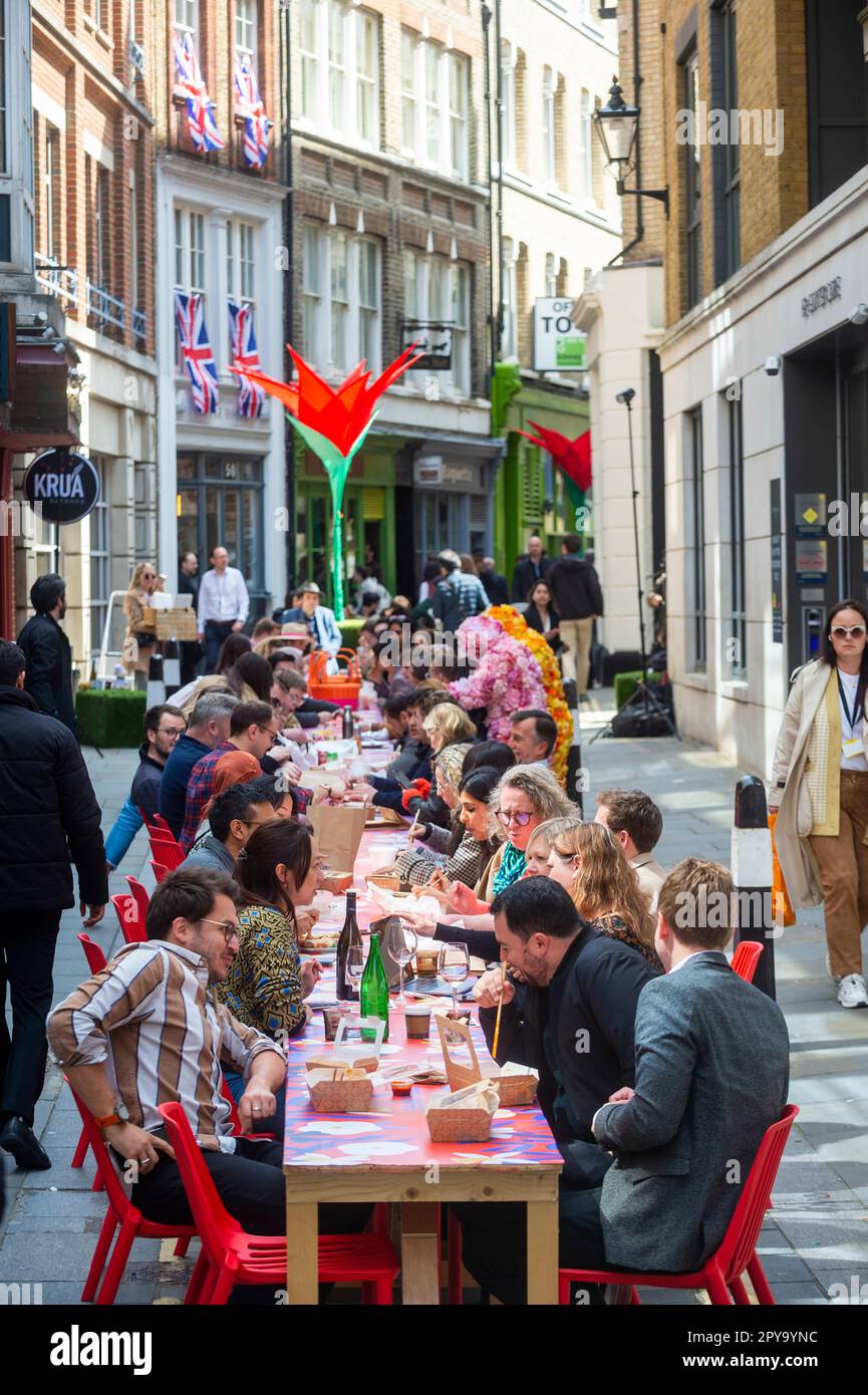 Londra, Regno Unito. 3 maggio 2023. Gli ospiti possono cenare presso un tavolo da banchetto lungo 80 metri a carter Lane, vicino a Fleet Street, come parte del "BIG picnic" del quartiere Fleet Street. Ispirato ai giardini di Highgrove e in onore dell’ammirazione dei fiori selvatici di re Carlo III, l’evento è una delle prime celebrazioni pubbliche per l’incoronazione di re Carlo III Le attività pomeridiane all'aperto a carter Lane, Bream's Buildings e Gough Square proseguono fino a giovedì 4 maggio. Credit: Stephen Chung / EMPICS / Alamy Live News Foto Stock