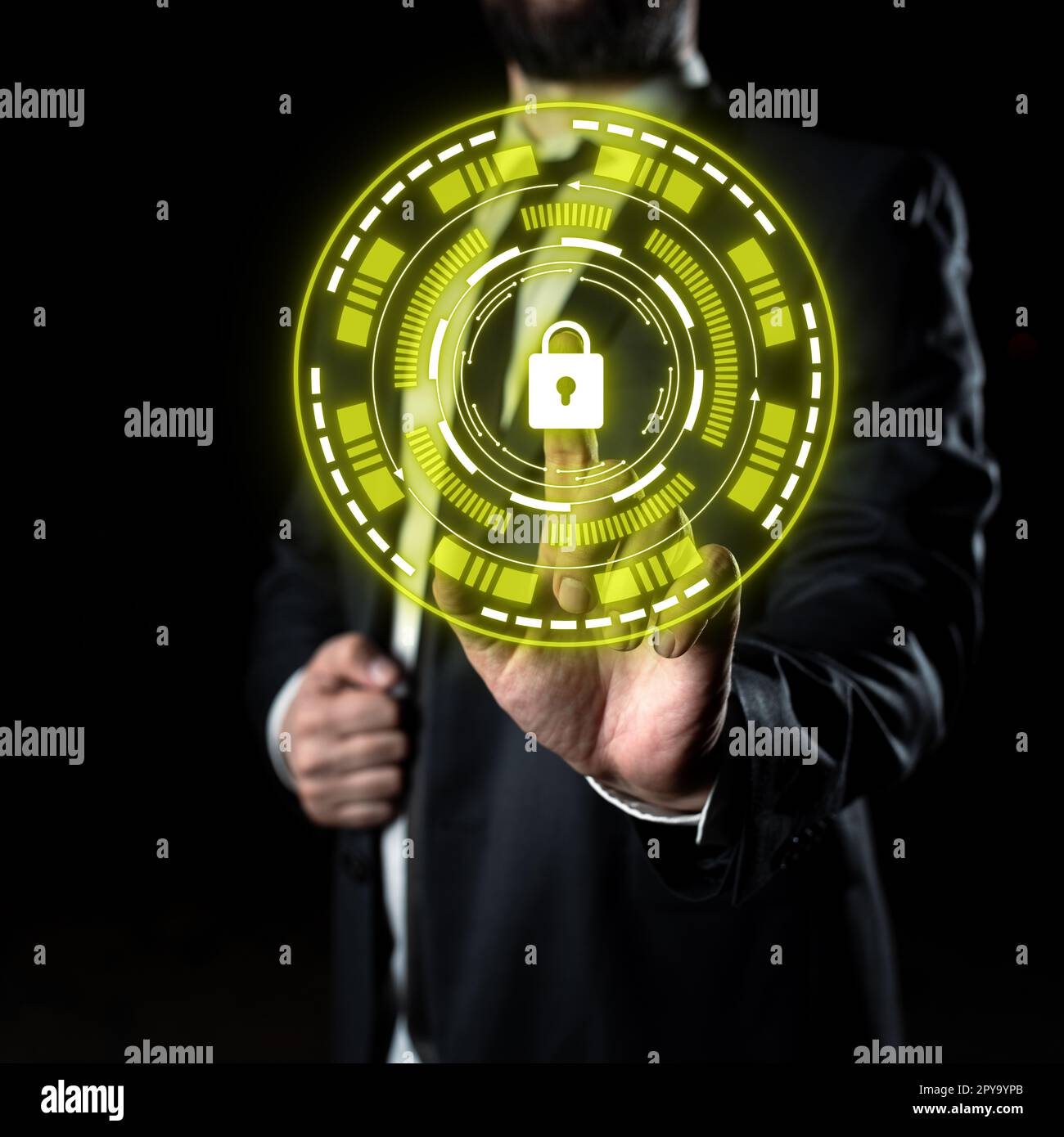 Uomo d'affari in piedi e premendo il pulsante virtuale con il dito. Uomo in abito scuro presenta un nuovo sistema tecnologico. Immagine futuristica. Bagliore colorato. Foto Stock