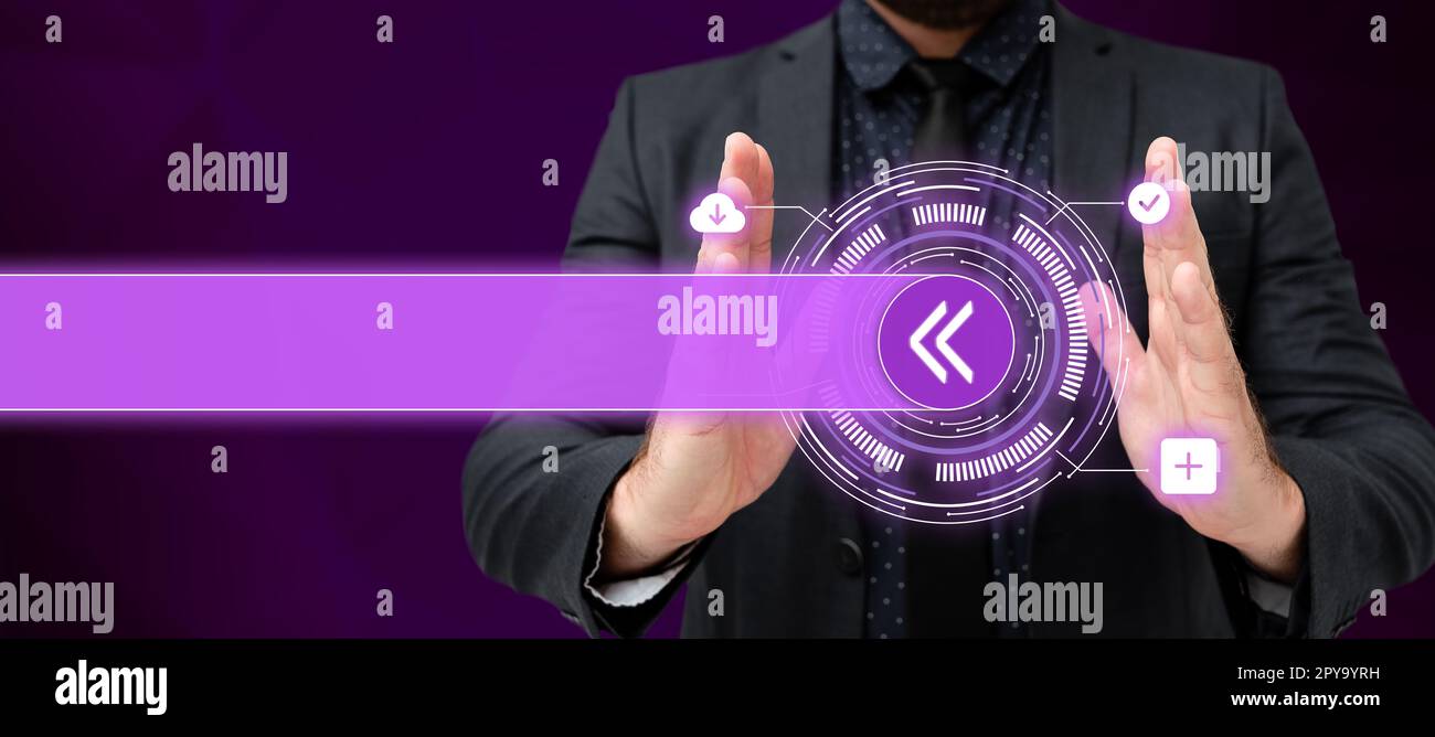 Uomo in camicia da ufficio nera in piedi e con un importante messaggio tecnologico tra le mani. Immagine di stile futuristico con bagliore di colore che presenta notizie. Foto Stock