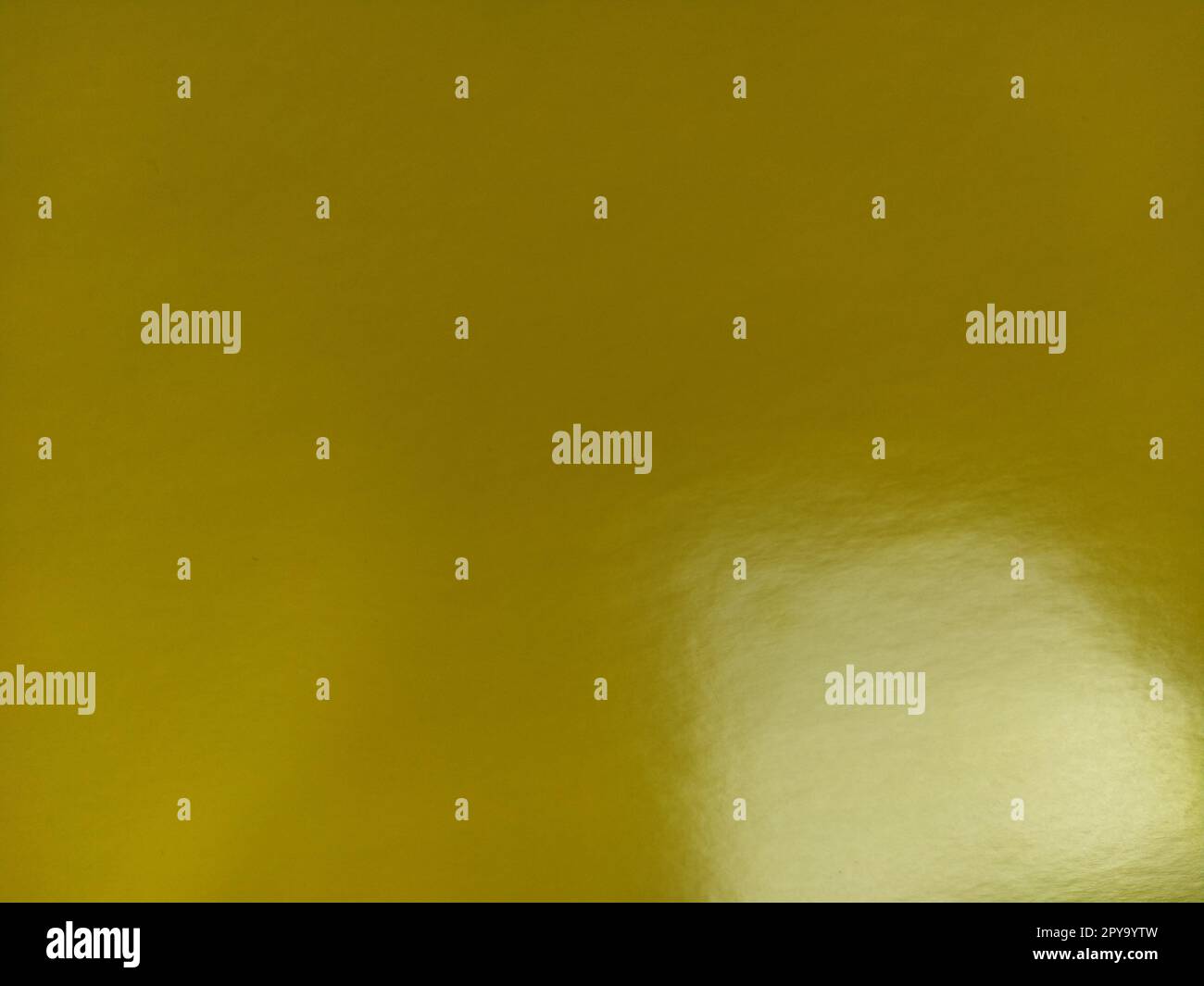 Bel fondo giallo. Primo piano di un foglio di carta. Colore puro e allegro. Tonalità di giallo brillante, simile a un colore scuro e brillante. Riflesso della luce su una superficie lucida Foto Stock