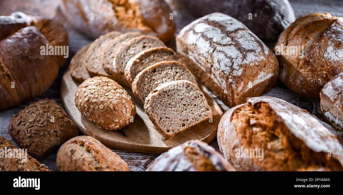 Prodotti da forno assortiti, tra cui pane e panini Foto Stock
