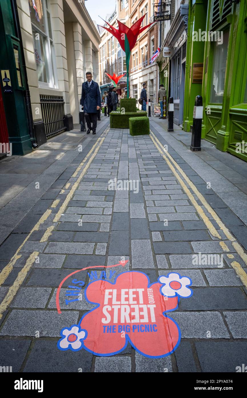 Londra, Regno Unito. 3 maggio 2023. Segnaletica per il tavolo da banchetto lungo 80 metri a carter Lane, vicino a Fleet Street, come parte del "BIG picnic" del quartiere Fleet Street. Ispirato ai giardini di Highgrove e in onore dell’ammirazione dei fiori selvatici di re Carlo III, l’evento è una delle prime celebrazioni pubbliche per l’incoronazione di re Carlo III Le attività pomeridiane all'aperto a carter Lane, Bream's Buildings e Gough Square proseguono fino a giovedì 4 maggio. Credit: Stephen Chung / EMPICS / Alamy Live News Foto Stock