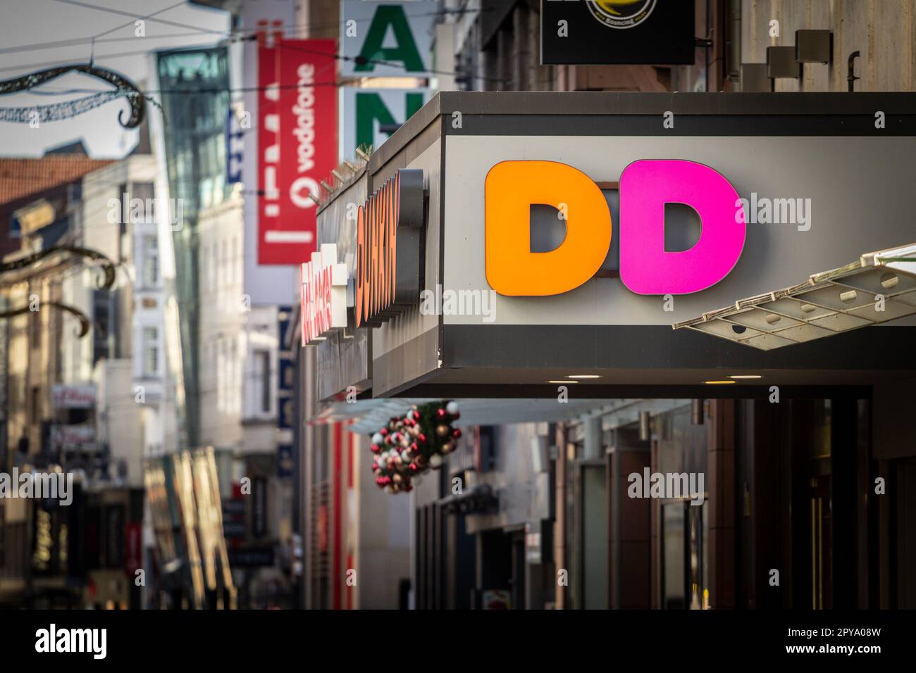 Immagine di un segno con il logo di Dunkin Donuts su un ristorante locale a Dortmund, Germania. Dunkin' Donuts LLC, con le iniziali DD, è una mu americana Foto Stock