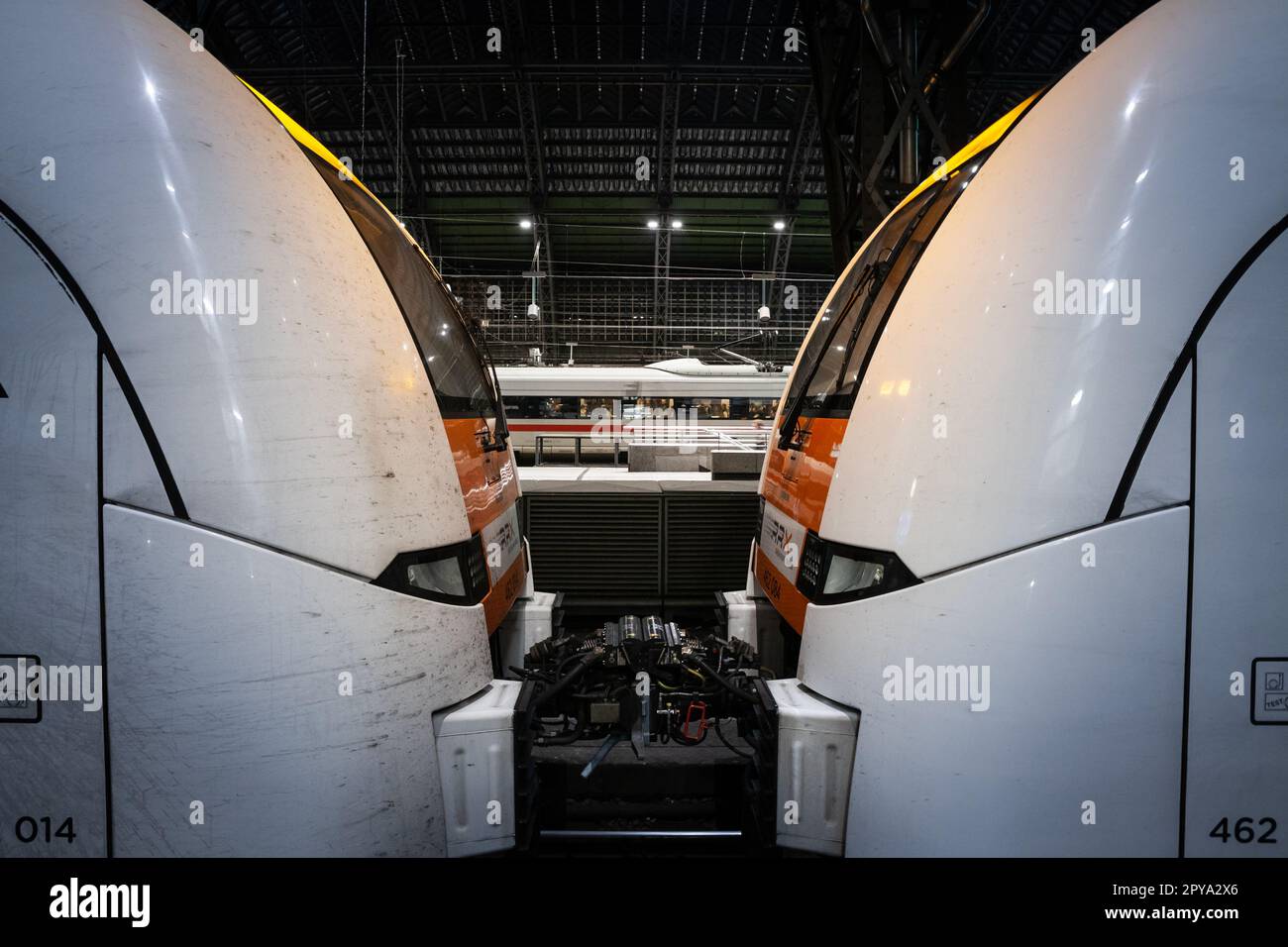 Foto delle piattaforme di Koln Hbf a Colonia, Germania. Köln Hauptbahnhof o stazione centrale di Colonia è una stazione ferroviaria di Colonia, in Germania. Le Foto Stock