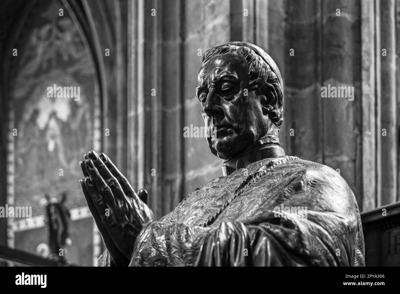 Statua di Friedrich Johannes Jacob Celestin von Schwarzenberg nella cattedrale di San Vito a Praga Foto Stock
