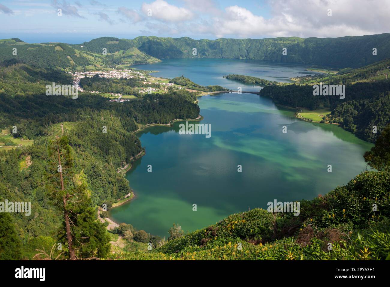 Lagoa Verde e Lagoa caldera (Caldeira) das Sete Cidades, Sao Miguel, Azzorre, Portogallo, Crater Lake Foto Stock