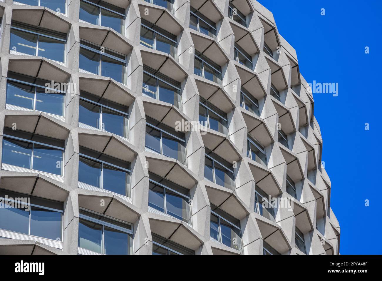 Esterno di One Kemble Street, nota anche come Space House, a Londra contro il cielo blu senza nuvole Foto Stock