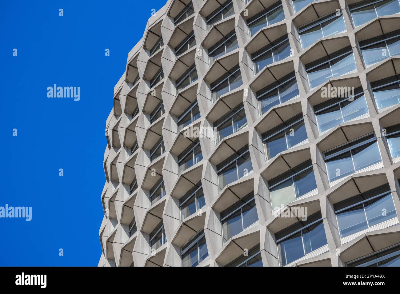 Esterno di One Kemble Street, nota anche come Space House, a Londra contro il cielo blu senza nuvole Foto Stock