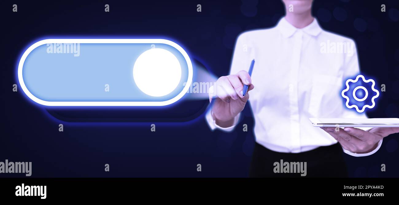 Signora in abito da ufficio che tiene tablet e penna. Puntando sull'elemento fufturistico sullo schermo. Immagine con bagliore di colore. Textholder che presenta informazioni importanti. Foto Stock