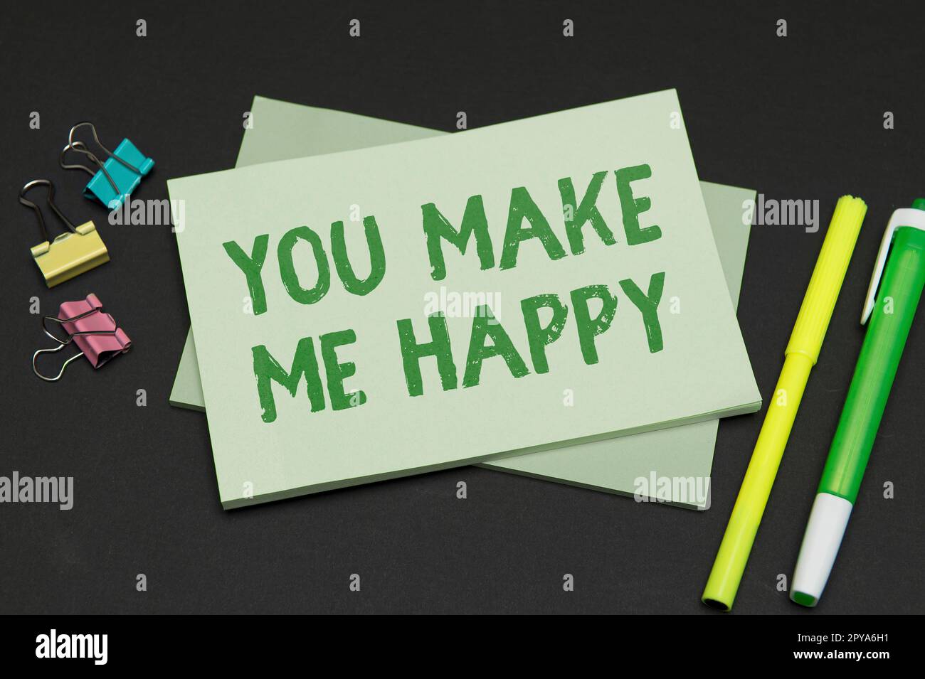 Scrittura di testo visualizzato mi fai felice. Idea di affari qualcosa o qualcuno che dà piacere e divertimento Foto Stock
