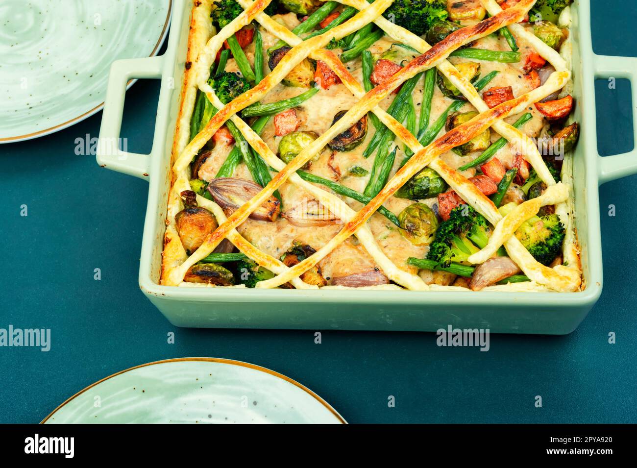 Pezzetti di pollo con broccoli. Foto Stock