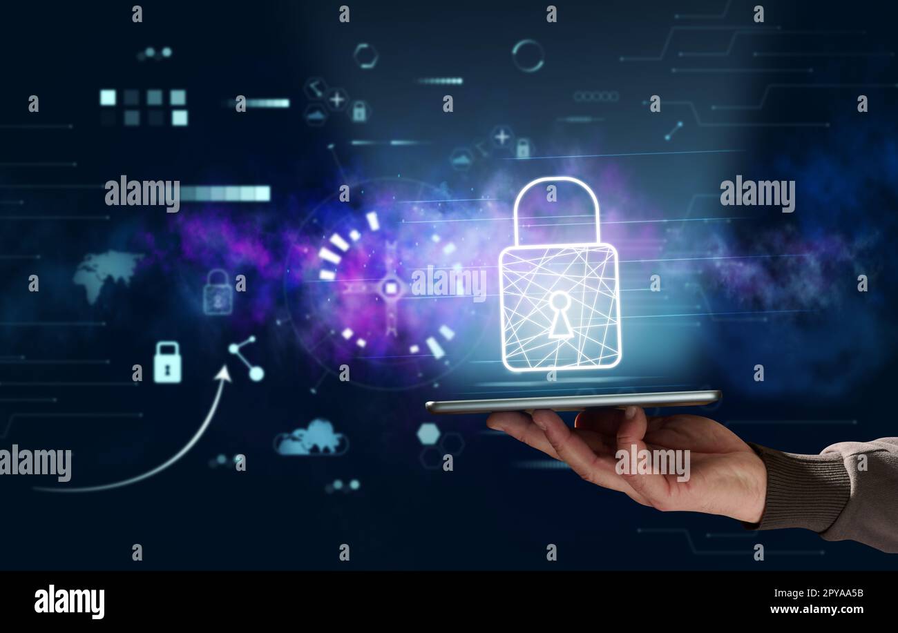 Uomo che tiene lo smartphone, icona a forma di lucchetto sopra di esso, concetto di protezione dei dati personali nel mondo web Foto Stock