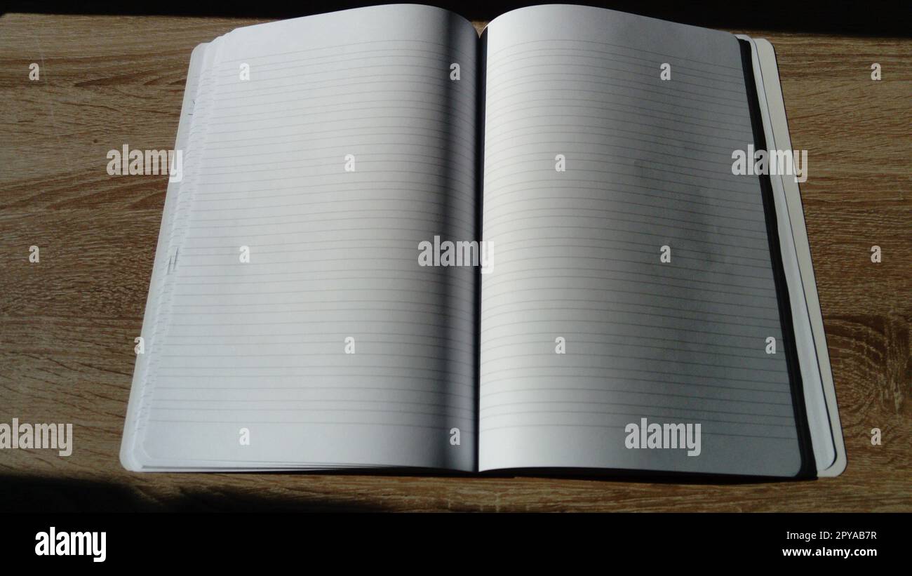 Notebook a U con pagine bianche vuote. Luce naturale Foto Stock