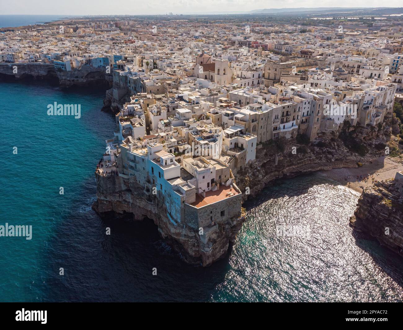 Veduta aerea del centro storico di Polignano a Mare, una piccola città lungo la costa che si affaccia sul Mar Mediterraneo, Bari, Puglia, Italia. Foto Stock