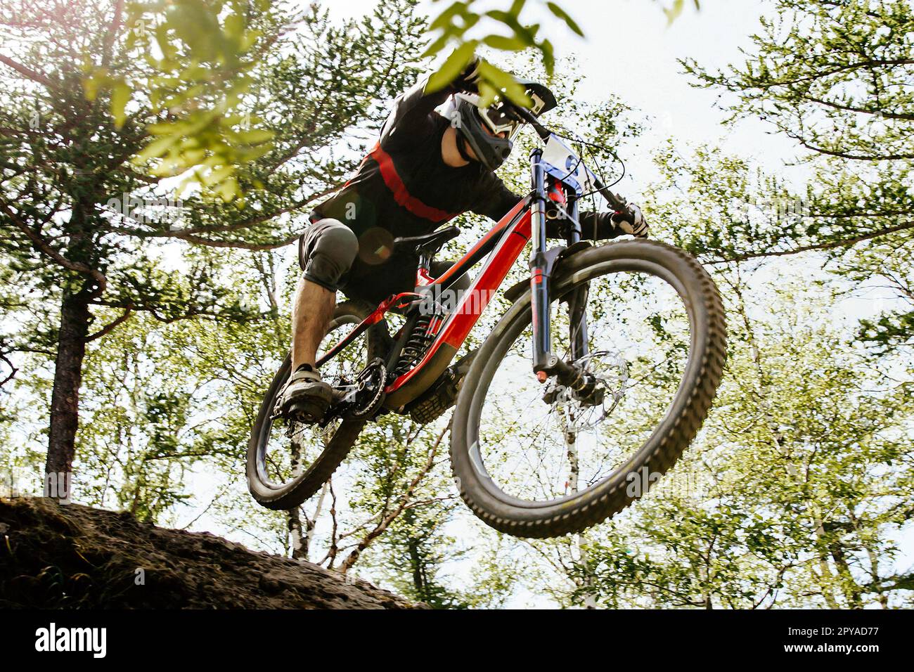 corsa maschile salto discesa ripida vista dal basso, discesa, campionato estivo di mountain bike Foto Stock